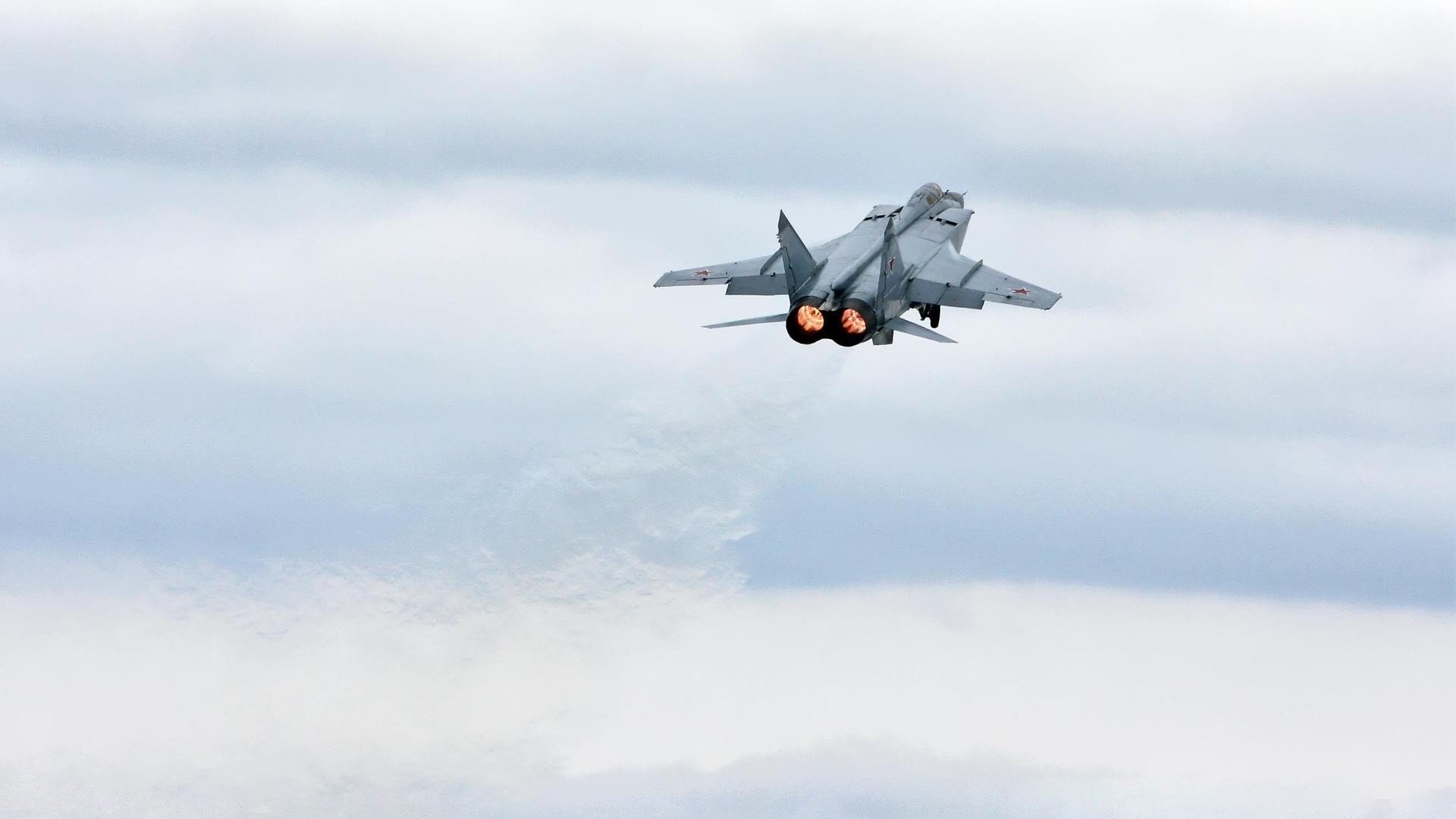 爱游戏体育APP下载-巴西马术队在巴黎奥运会三项赛团体决赛中获得银牌，展现出色表现。