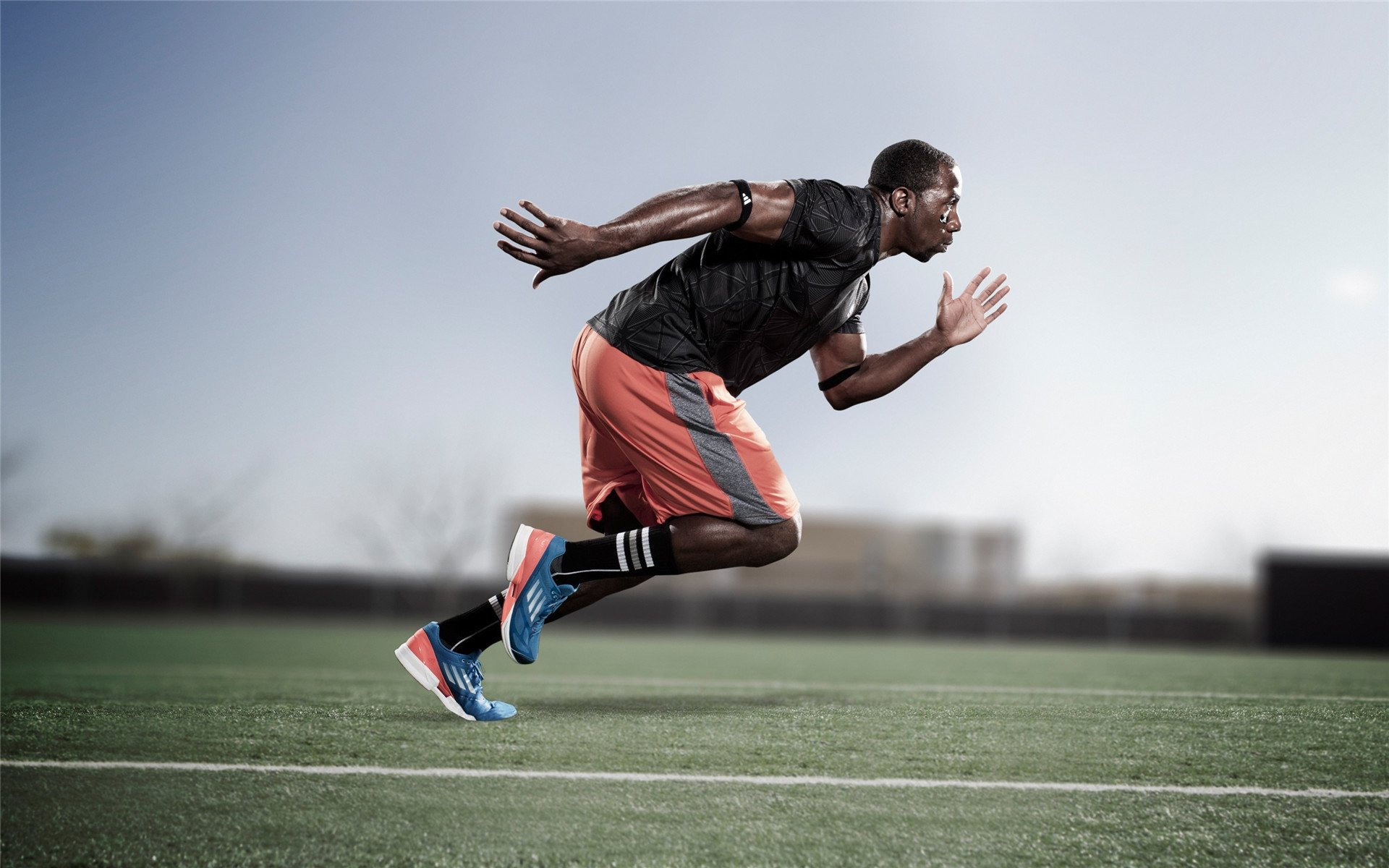 社交媒体关注年轻球员海外效力动态，海外球员过多